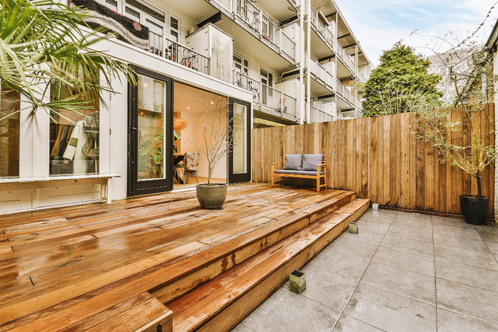 la meilleure option pour votre extérieur entre une Terrasse bois et carrelage